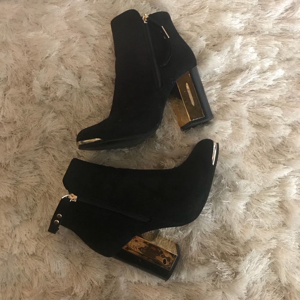 Boohoo gold & black booties size 8